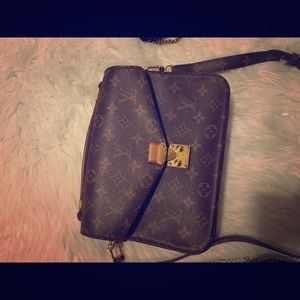 LV POCHETTE METIS